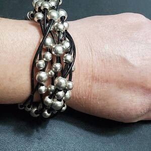 Black and silver tone beaded bracelet 7-7.75"